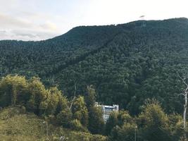 belle vue sur les montagnes du caucase. roza khutor, russie photo