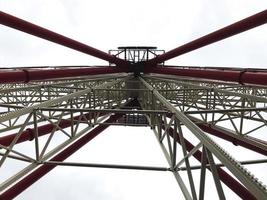 la grande roue du parc gorky. ville de kharkov, ukraine. vue de dessous photo