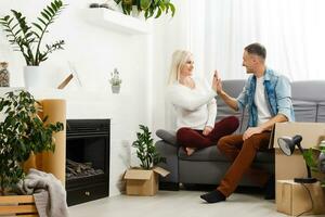 heureux jeune couple emménageant dans une nouvelle maison photo