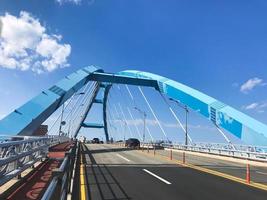 beau pont en arc dans la ville de sokcho, corée du sud photo