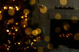 brouiller lumière fête sur Noël arbre avec blanc mur Contexte photo