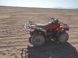 quad dans le désert d'égypte photo