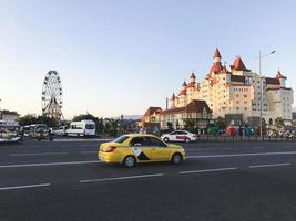 trafic dans la ville d'adler près de la ville de sotchi en russie, 2019 photo