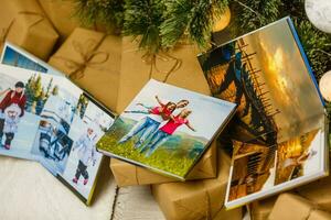 livre ensemble près Noël arbre dans de face de cheminée photo