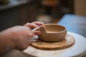 fille mains, poterie studio et La peinture tasse dans atelier pour sculpture photo