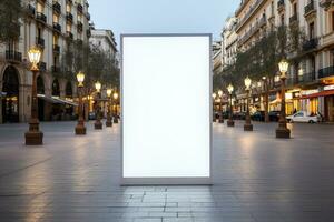 grand blanc vide La publicité écran sur le soir rue avec lanternes. moquer en haut ou fond photo