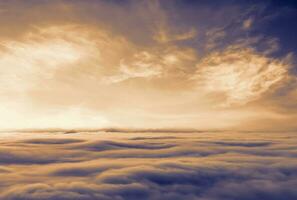 une d'or bleu ciel avec certains des nuages. vue sur nuages.été ciel bleu nuage pente blanc lumière Contexte. nuageux clair beauté dans le ensoleillement calmant Contexte de brillant hiver air. vif, sombre il a photo