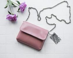 sac pour femme en cuir rose photo