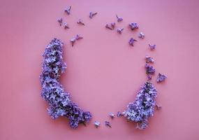 cadre de branches et de fleurs de lilas en forme de cicle photo