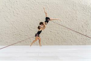 aérien danseurs dansant tandis que pendaison contre mur photo