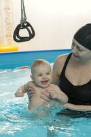 bébé natation, mère avec fille dans nager bassin photo