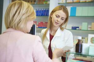 portrait de pharmacien conseiller femme dans pharmacie photo