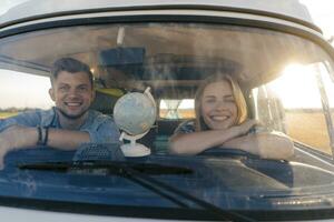 portrait de content Jeune couple sur une voyage dans campeur van photo