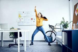 content Jeune femme d'affaires applaudissement dans Bureau photo