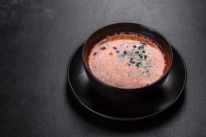 savoureuse soupe épicée fraîche de malaisie tom yam à la tomate photo