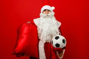 Père Noël détient une classique Football contre rouge Contexte photo