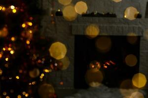 arbre de noël décoré sur fond flou, pétillant et féerique photo