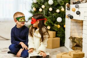 masqué les enfants près le Noël arbre photo