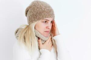 hiver du froid maladie concept. gelé magnifique femme enveloppé dans chaud à carreaux plaid couverture, les boissons chaud boisson, essaie à chaud se après dépenses temps dehors, Accueil chaud confortable atmosphère photo