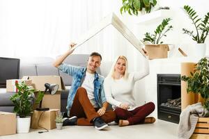 heureux jeune couple emménageant dans une nouvelle maison photo