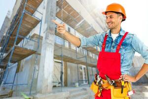 travailleur avec une ceinture à outils de bricolage sur fond de construction photo