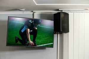 regarder un match de football américain à la télévision à la maison. concept de loisirs et de divertissement. photo
