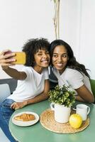 deux content copines séance à table prise une selfie photo