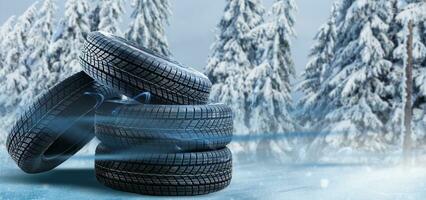 quatre noir pneus hiver pneu dans chute de neige photo