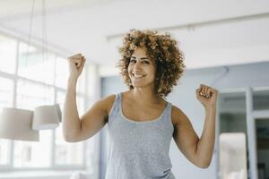 Puissance femme fléchissement muscles, portrait photo