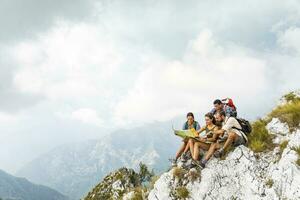 Italie, masse, groupe de gens randonnée et à la recherche à une carte dans le alpi apuane photo