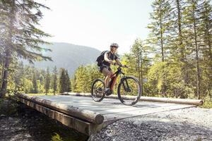 femme équitation e-montagne bicyclette dans le montagnes photo