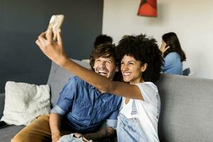 content couple séance sur canapé prise une selfie photo