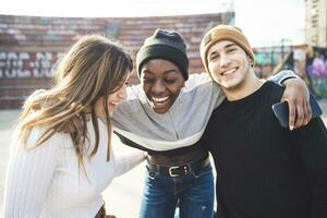 copains ayant amusement dans une patin parc photo