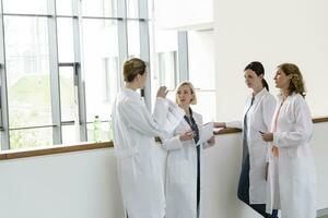 femelle médecins ayant une travail réunion dans hôpital photo