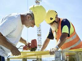 construction ouvrier Coupe contre-plaqué avec scie sauteuse sur construction site photo