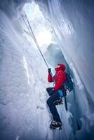 alpiniste escalade dans crevasse, glacier grossvendiger, Tyrol, L'Autriche photo