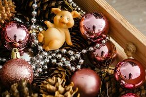 figure porc dans une Père Noël claus chapeau sur le Contexte de Noël des arbres. Noël décorations. Nouveau année concept. photo