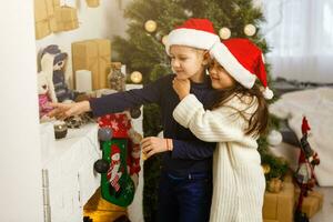 Noël enfants. content les enfants ouverture cadeaux. Nouveau an. Noël arbre photo