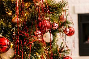 arbre de noël décoré sur fond flou, pétillant et féerique photo