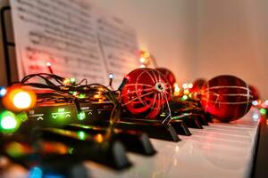 piano clés décoré avec décoration lumières et rouge balle, proche en haut photo