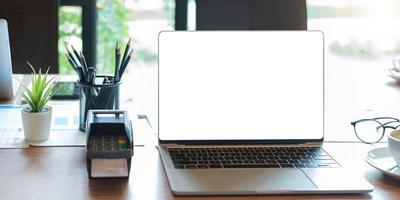 ordinateur portable avec écran vide et machine edc sur une table photo