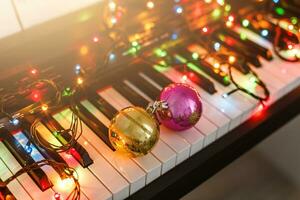 piano clavier avec Noël décoration, fermer photo