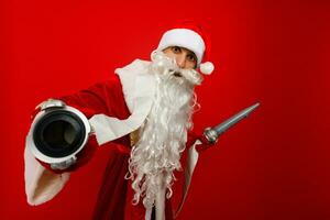 Père Noël claus avec Feu extincteur. isolé sur rouge Contexte photo
