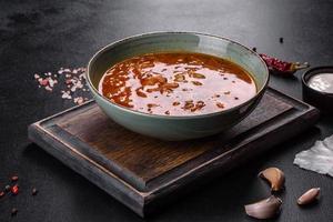 délicieux bortsch chaud frais avec tomate et viande dans une assiette en céramique photo