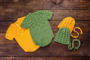 vêtements tricotés en fils de laine naturelle pour un nouveau-né photo
