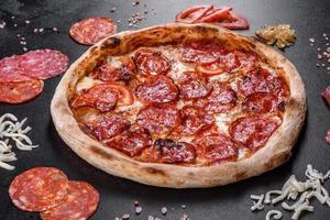 pizza au pepperoni avec sauce à pizza, fromage mozzarella et pepperoni