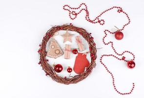 cadeaux, branches de sapin, décorations rouges sur fond blanc