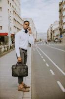 jeune homme d'affaires afro-américain utilisant un téléphone portable photo