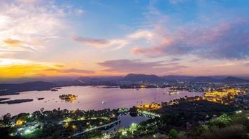 Ville d'Udaipur au lac Pichola dans la soirée photo