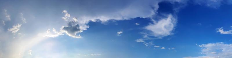 ciel panoramique avec des nuages par une journée ensoleillée. beau nuage de cirrus. photo